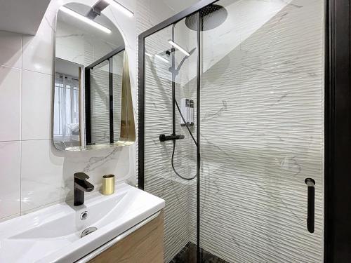 une salle de bain avec une douche en verre et un lavabo dans l'établissement Studio Cosy Viel Antibes, à Antibes