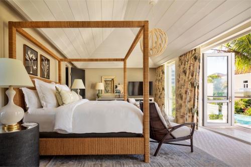 Un pat sau paturi într-o cameră la Rosewood Baha Mar