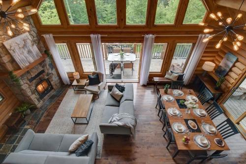 einen Blick über ein Wohnzimmer in einem Blockhaus in der Unterkunft Chic Familiale, Relaxant avec spa en montagnes in Labelle
