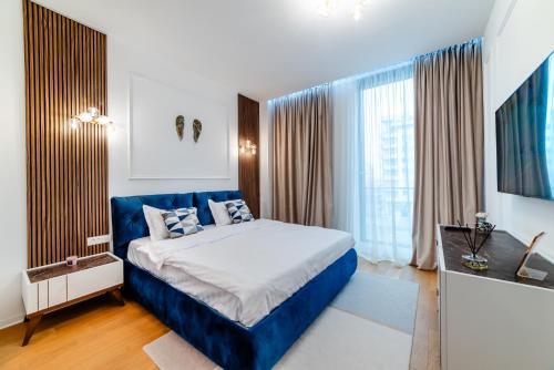 Una habitación de hotel con una cama y una ventana grande. en One Mamaia Nord, en Mamaia