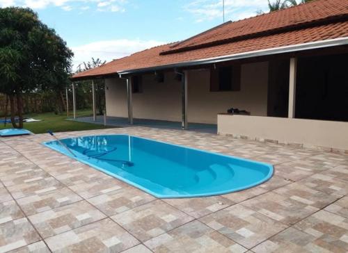 a swimming pool in the yard of a house at Chácara Escobar in Olímpia