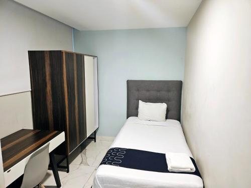 a small bedroom with a bed and a desk at Singular Sócrates in Mexico City