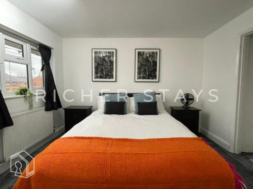 Katil atau katil-katil dalam bilik di Spacious 4-Bedroom Home, Driveway & Garden