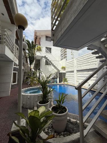 a courtyard with a swimming pool in a building at Kandi Suites 2BR with private Jacuzzi 500 Mbps internet in Angeles