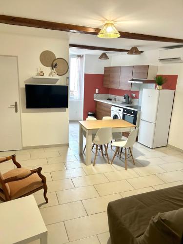 une cuisine et un salon avec une table et une salle à manger dans l'établissement Terracotta Nougat, à Montélimar