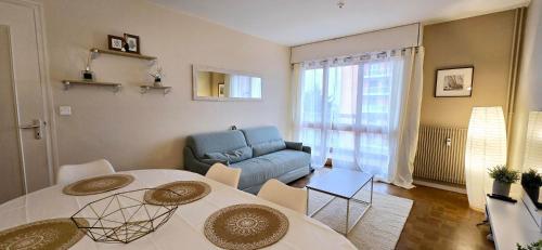 un salon avec une table et un canapé dans l'établissement L 'écrin, à Thonon-les-Bains