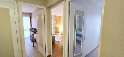 une pièce avec une porte menant à une chambre dans l'établissement L 'écrin, à Thonon-les-Bains