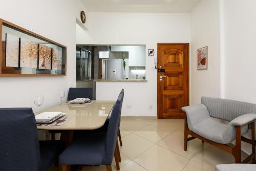 a dining room with a table and chairs at Quarto&Sala Completo a 300m da Praia | NSC 386/402 in Rio de Janeiro