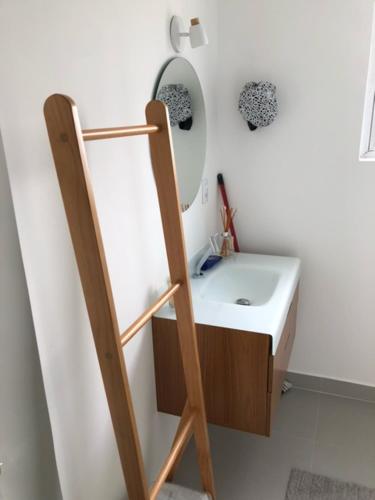 a bathroom with a sink and a mirror at Rua Dr Diogo de Faria 671 - apto 132 in São Paulo