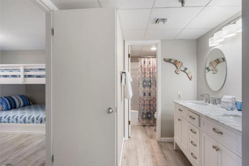 Ванная комната в Watercrest 210- Sleeps 12 - Thomas Drive Retreat