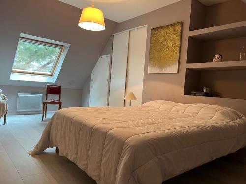 une chambre avec un grand lit et une fenêtre dans l'établissement Charmante maison de centre ville 8pers, à Perros-Guirec