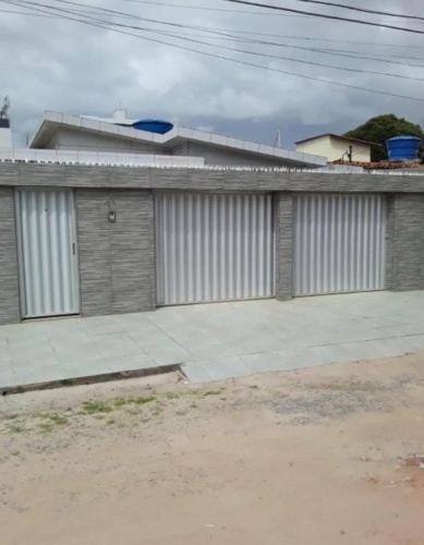 un edificio con due porte del garage sul lato di Casa ampla Olinda a Olinda