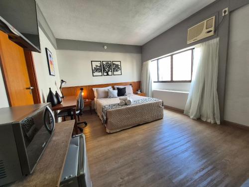 a living room with a bed and a dining room at Flat c/ Ar condicionado 550m Hospital São Paulo (UH903) in São Paulo