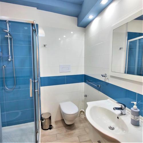 ein Badezimmer mit Toilette, Waschbecken und Dusche in der Unterkunft Appartamento sul lungomare di Castellabate per 4 persone in Santa Maria di Castellabate