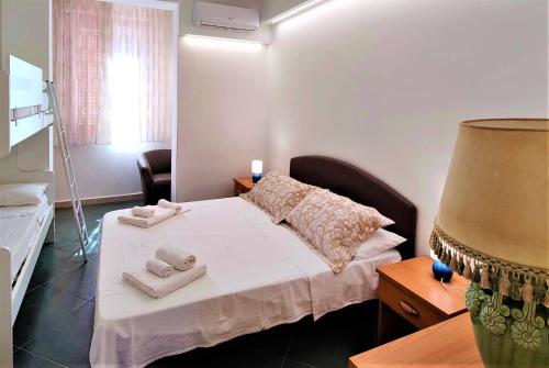 ein kleines Schlafzimmer mit einem Bett mit Handtüchern darauf in der Unterkunft Appartamento sul lungomare di Castellabate per 4 persone in Santa Maria di Castellabate