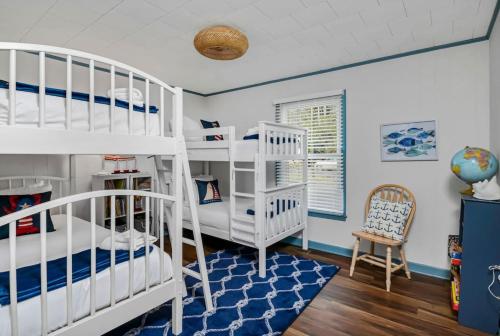 Ένα ή περισσότερα κρεβάτια σε δωμάτιο στο The Waters Edge Sleeps 8