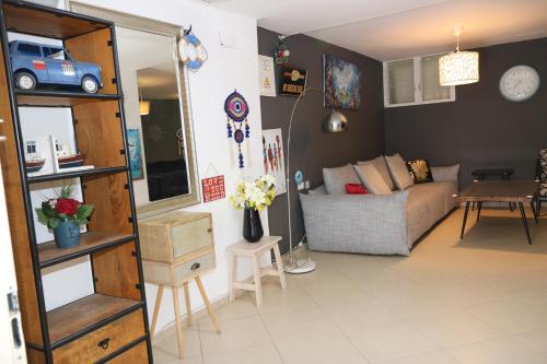 a living room with a couch and a table at The Private House רשת הבית הפרטי in Beer Sheva
