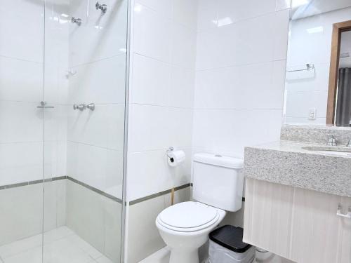 a white bathroom with a toilet and a shower at iFlat Brookfield Towers BT3004 Jardim Goías in Goiânia