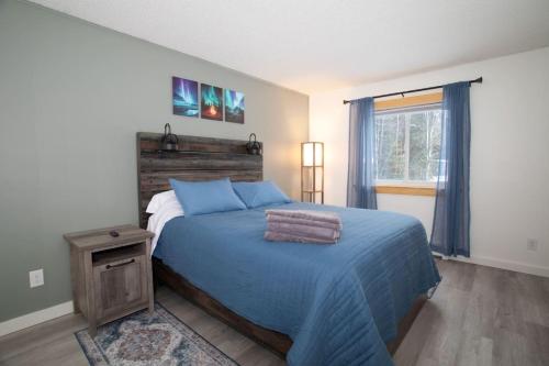 Postel nebo postele na pokoji v ubytování Fly Away Home with Aurora Views