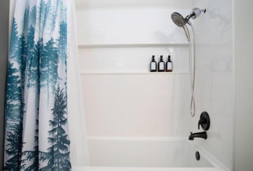 Koupelna v ubytování Fly Away Home with Aurora Views