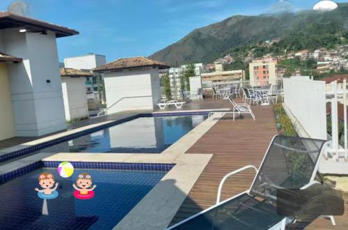 a swimming pool on the roof of a building at Condomínio Serra loft in Teresópolis