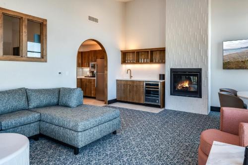 a living room with a couch and a fireplace at Allred Hotel in Newport