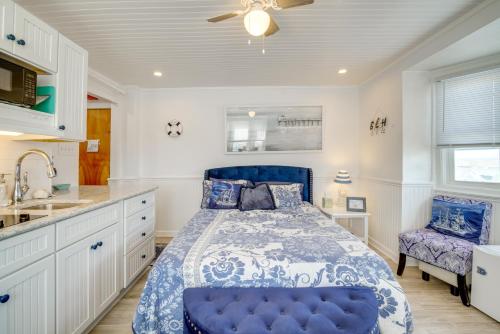 Ένα ή περισσότερα κρεβάτια σε δωμάτιο στο Ocean City Hideaway Walk to Boardwalk and Beach!