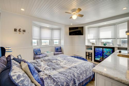 a bedroom with a bed and a ceiling fan at Ocean City Hideaway Walk to Boardwalk and Beach! in Ocean City