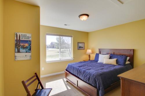 Ένα ή περισσότερα κρεβάτια σε δωμάτιο στο Bozeman Condo with Grill about 2 Mi to Hot Springs!