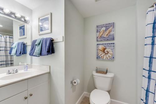 巴拿马城海滩Shores of Panama 602 2 BR 2 Ba beachfront balcony的带马桶和水槽的白色浴室