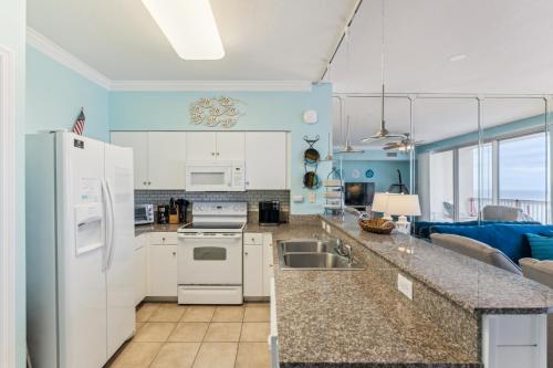 Кухня или мини-кухня в Peak-Shore Overlook - Sleeps 8 - Free Activity Tickets Included!
