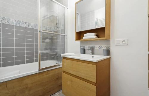 ein Badezimmer mit Waschbecken und Dusche in der Unterkunft Le cocon in Nanterre