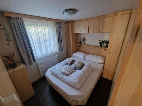 Ένα ή περισσότερα κρεβάτια σε δωμάτιο στο Chalet De Zilverberk Veluwe 4pers