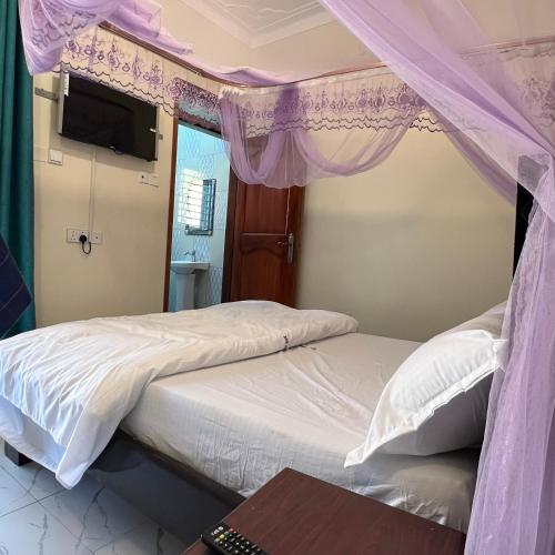 Ένα ή περισσότερα κρεβάτια σε δωμάτιο στο 6Cape Guest House Kawanda