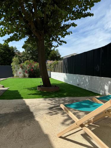 un hamac sous un arbre dans une cour dans l'établissement Maison cosy / Proche Lac, à Le Crès