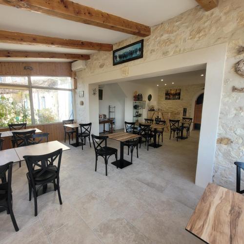 un restaurant avec des tables et des chaises dans une salle dans l'établissement Le Mas de Mon Pere, à Saintes-Maries-de-la-Mer