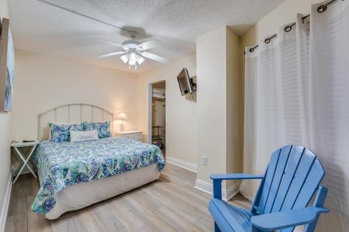 Giường trong phòng chung tại Moondrifter 305 - 2 BR - Oceanfront condo Sleeps 6