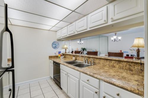 Nhà bếp/bếp nhỏ tại Moondrifter 305 - 2 BR - Oceanfront condo Sleeps 6