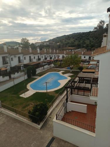 Una vista de una piscina desde el balcón de un edificio. en La Bondadosa, en El Bosque