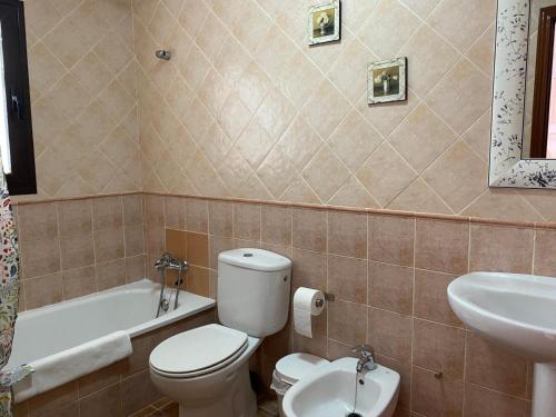 un baño con inodoro y lavabo en La Bondadosa, en El Bosque