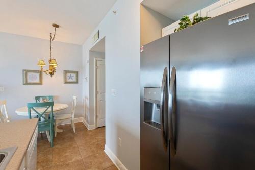 Kuchyň nebo kuchyňský kout v ubytování Celadon 307 1 BR 2 BA Oceanfront condo