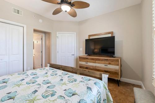 Postel nebo postele na pokoji v ubytování Celadon 307 1 BR 2 BA Oceanfront condo
