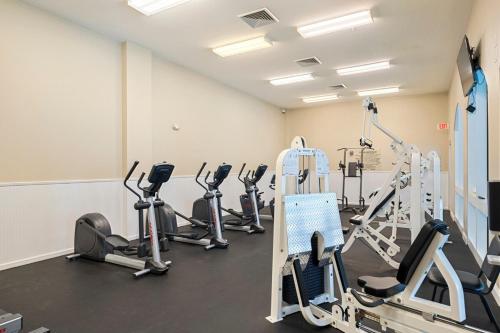 Fitness centrum a/nebo fitness zařízení v ubytování Celadon 307 1 BR 2 BA Oceanfront condo