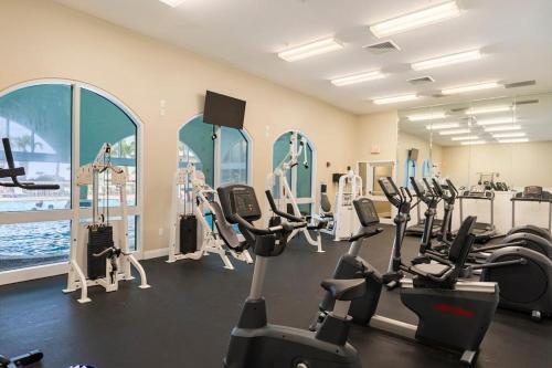 Fitness centrum a/nebo fitness zařízení v ubytování Celadon 307 1 BR 2 BA Oceanfront condo