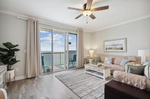 Χώρος καθιστικού στο Celadon 1506 Beachfront 1 BR 2 BA sleeps 6