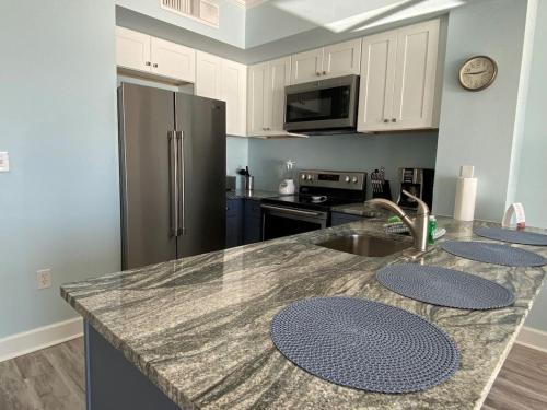 Η κουζίνα ή μικρή κουζίνα στο Celadon 207 beachfront 1 BR 2 BA Sleeps 6