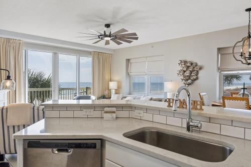 una cucina con un lavello e una grande finestra di Celadon 109 - 3BR 3BA a Panama City Beach