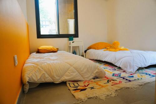 deux lits côte à côte dans une pièce dans l'établissement Lo' Ruino - Clim - 4 Pers - Plage - Prest 'immo, à Leucate-Plage