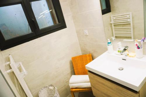 une salle de bain avec un lavabo et un miroir dans l'établissement Lo' Ruino - Clim - 4 Pers - Plage - Prest 'immo, à Leucate-Plage