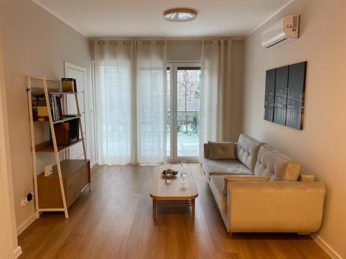 Μια τηλεόραση ή/και κέντρο ψυχαγωγίας στο Modern terraced apartment with green garden